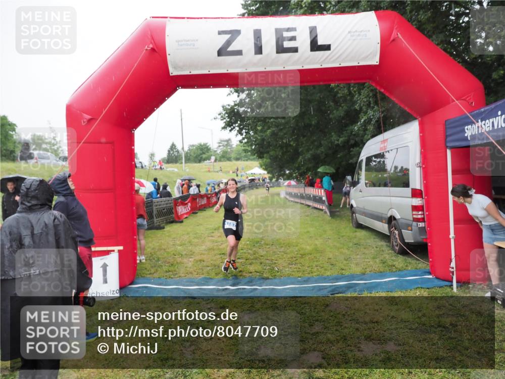 21.06.2025 - 27. Vierlanden-Triathlon MichiJ http://msf.ph/oto/8047709 15.06.2026 14:14:31 Ziel 1167 meine-sportfotos.de