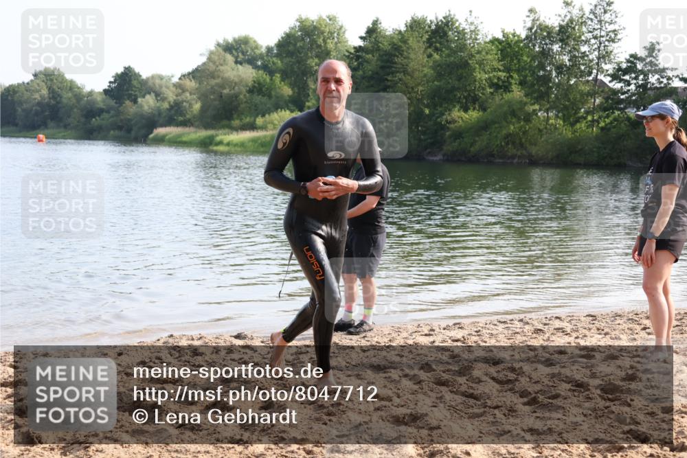 15.06.2025 - 27. Vierlanden-Triathlon Lena Gebhardt http://msf.ph/oto/8047712 15.06.2025 08:52:31 Schwimmen 163 meine-sportfotos.de