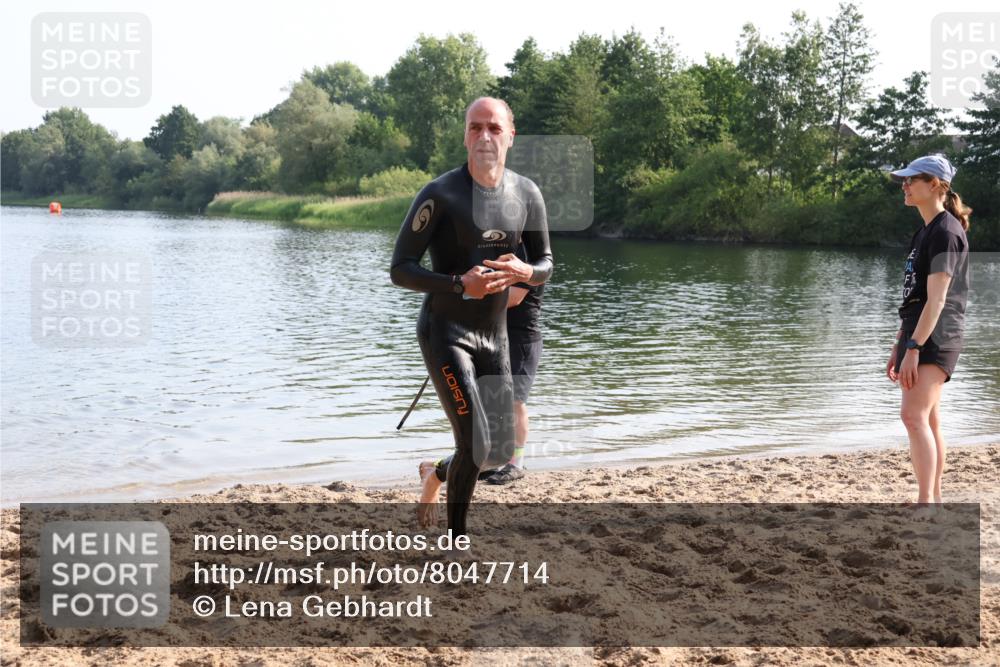 15.06.2025 - 27. Vierlanden-Triathlon Lena Gebhardt http://msf.ph/oto/8047714 15.06.2025 08:52:32 Schwimmen 163 meine-sportfotos.de