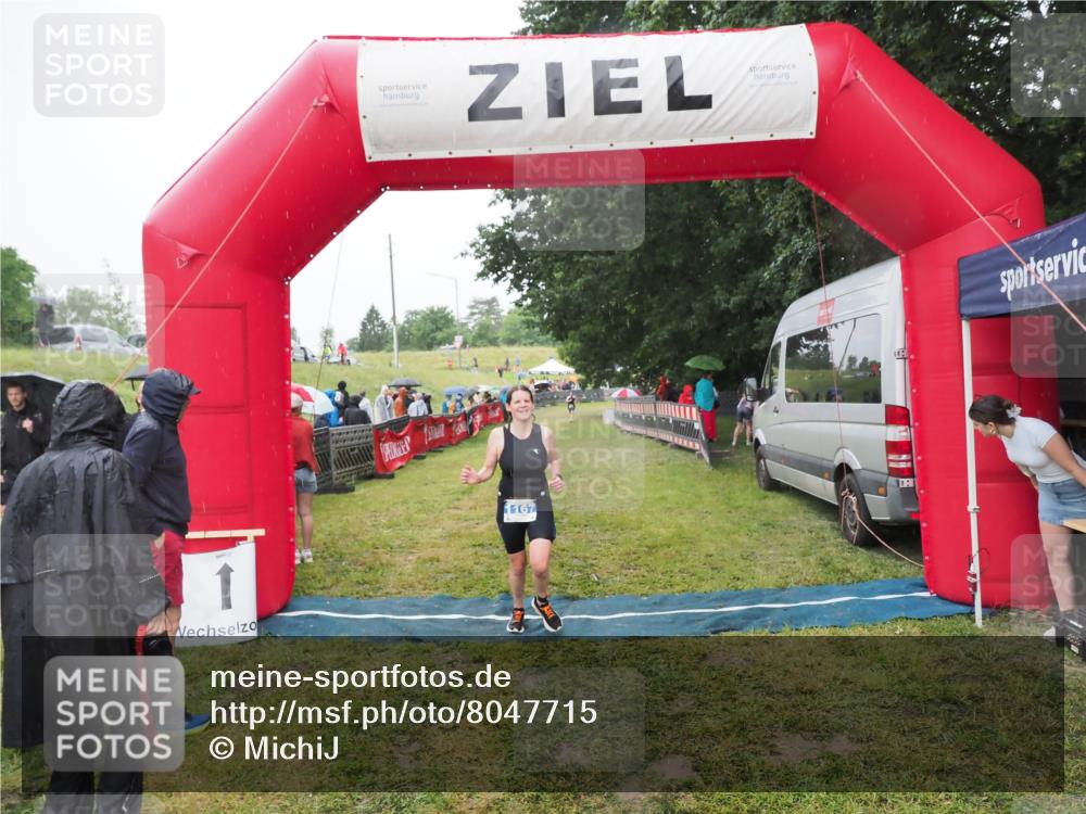 21.06.2025 - 27. Vierlanden-Triathlon MichiJ http://msf.ph/oto/8047715 15.06.2026 14:14:32 Ziel 1167 meine-sportfotos.de