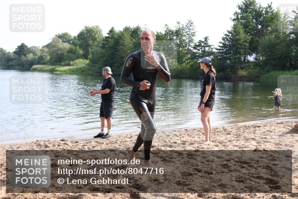 15.06.2025 - 27. Vierlanden-Triathlon Lena Gebhardt http://msf.ph/oto/8047716 15.06.2025 08:52:32 Schwimmen 163 meine-sportfotos.de