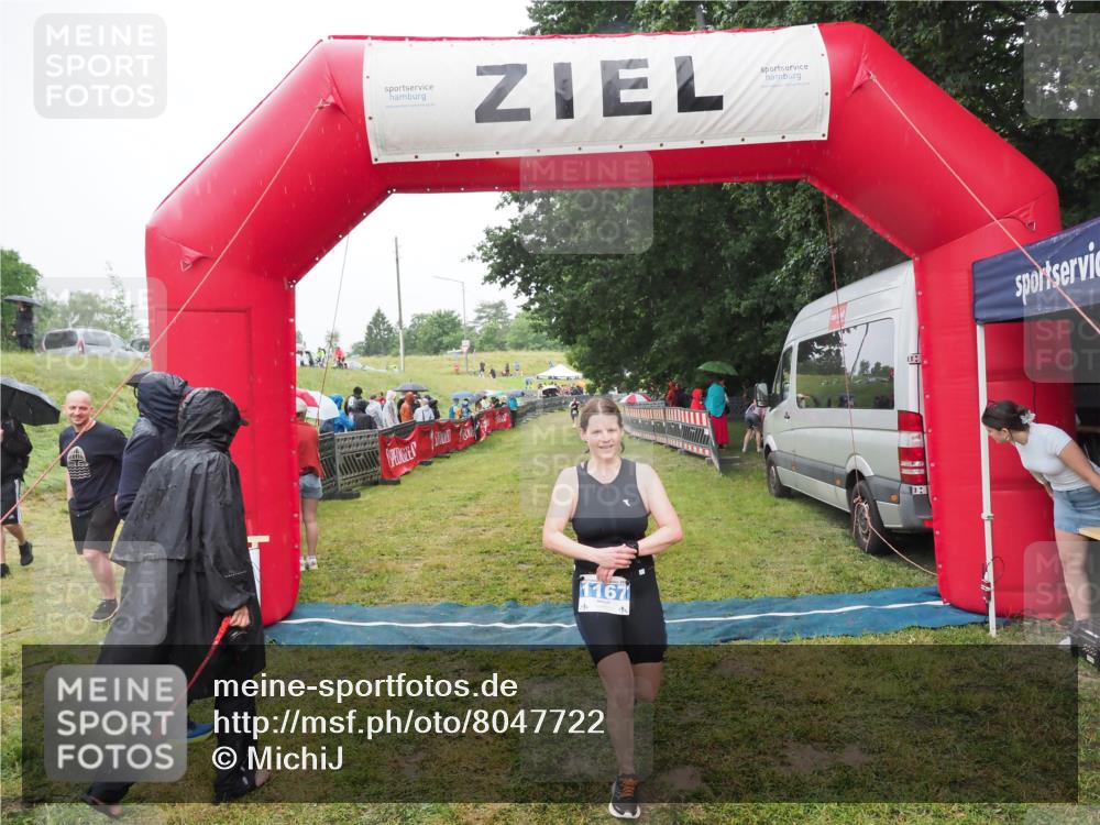 21.06.2025 - 27. Vierlanden-Triathlon MichiJ http://msf.ph/oto/8047722 15.06.2026 14:14:32 Ziel 1167 meine-sportfotos.de