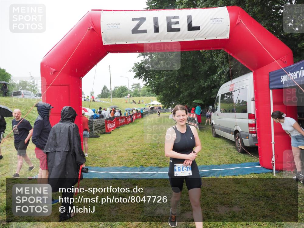21.06.2025 - 27. Vierlanden-Triathlon MichiJ http://msf.ph/oto/8047726 15.06.2026 14:14:33 Ziel 1167 meine-sportfotos.de