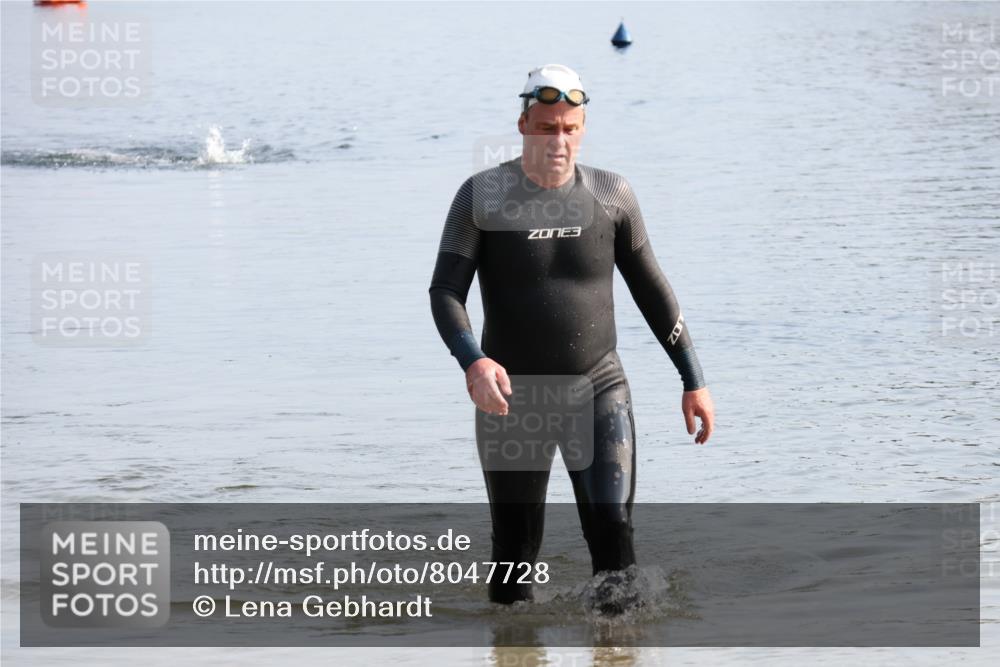 15.06.2025 - 27. Vierlanden-Triathlon Lena Gebhardt http://msf.ph/oto/8047728 15.06.2025 08:52:39 Schwimmen 163, 233 meine-sportfotos.de