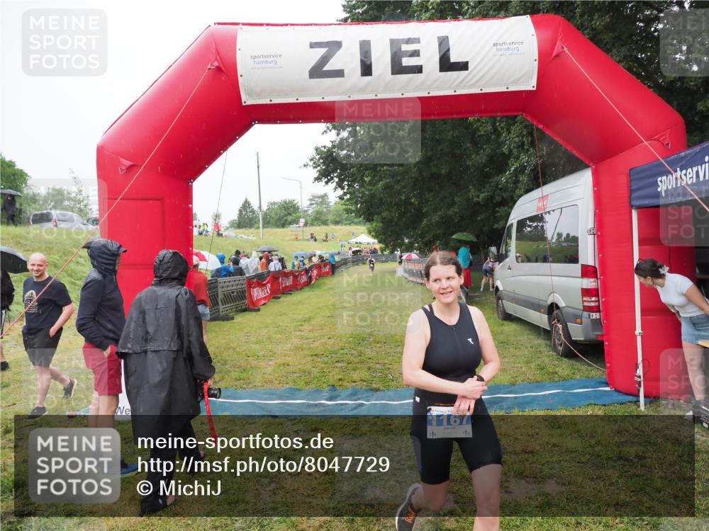 21.06.2025 - 27. Vierlanden-Triathlon MichiJ http://msf.ph/oto/8047729 15.06.2026 14:14:33 Ziel 1167 meine-sportfotos.de