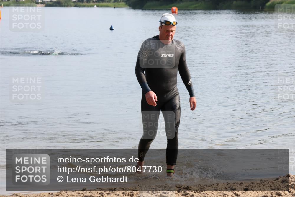 15.06.2025 - 27. Vierlanden-Triathlon Lena Gebhardt http://msf.ph/oto/8047730 15.06.2025 08:52:42 Schwimmen 98, 163, 233 meine-sportfotos.de
