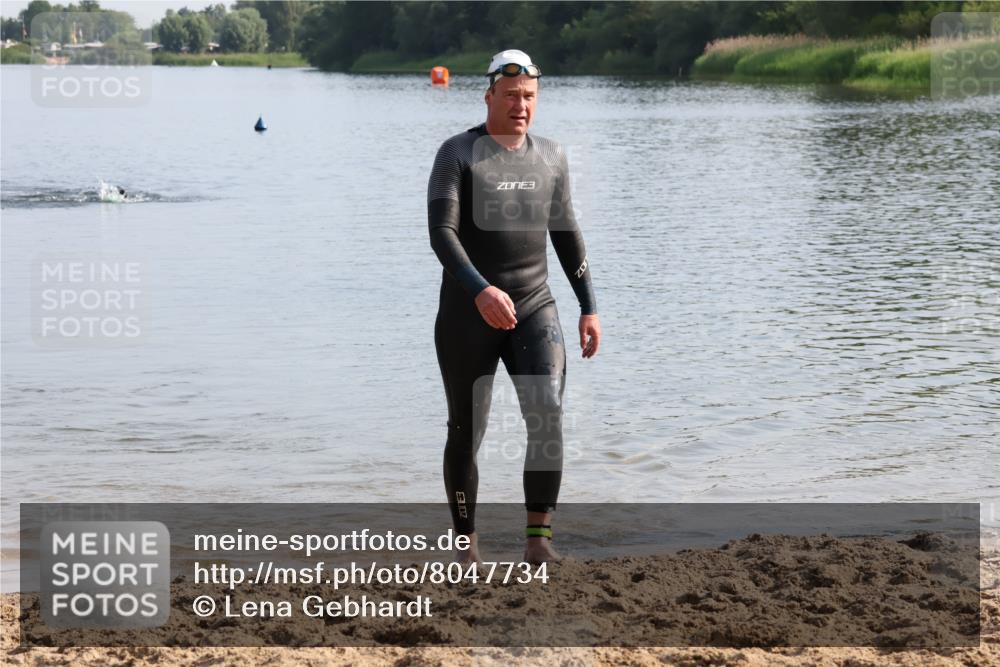 15.06.2025 - 27. Vierlanden-Triathlon Lena Gebhardt http://msf.ph/oto/8047734 15.06.2025 08:52:43 Schwimmen 98, 163, 233 meine-sportfotos.de