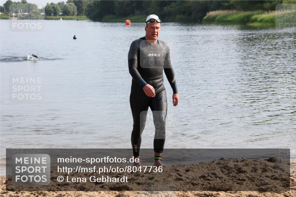 15.06.2025 - 27. Vierlanden-Triathlon Lena Gebhardt http://msf.ph/oto/8047736 15.06.2025 08:52:43 Schwimmen 98, 163, 233 meine-sportfotos.de