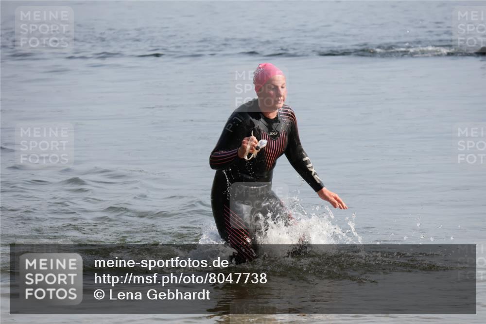 15.06.2025 - 27. Vierlanden-Triathlon Lena Gebhardt http://msf.ph/oto/8047738 15.06.2025 08:52:46 Schwimmen 98, 233 meine-sportfotos.de