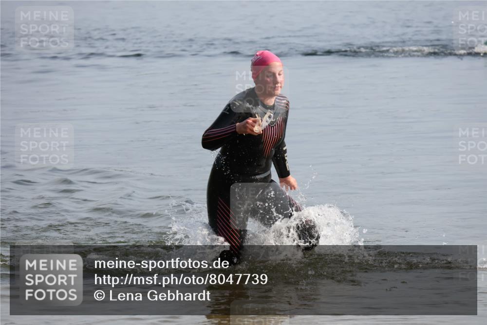 15.06.2025 - 27. Vierlanden-Triathlon Lena Gebhardt http://msf.ph/oto/8047739 15.06.2025 08:52:46 Schwimmen 98, 233 meine-sportfotos.de