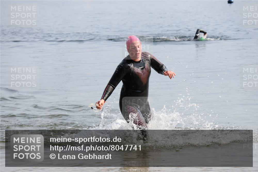 15.06.2025 - 27. Vierlanden-Triathlon Lena Gebhardt http://msf.ph/oto/8047741 15.06.2025 08:52:47 Schwimmen 98, 233 meine-sportfotos.de