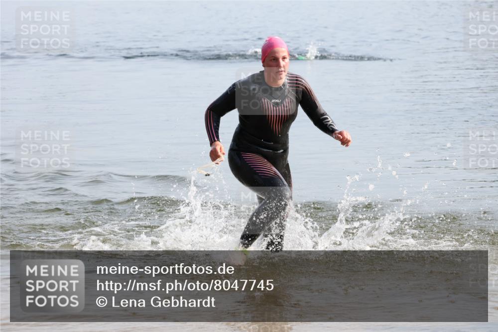 15.06.2025 - 27. Vierlanden-Triathlon Lena Gebhardt http://msf.ph/oto/8047745 15.06.2025 08:52:47 Schwimmen 98, 233 meine-sportfotos.de