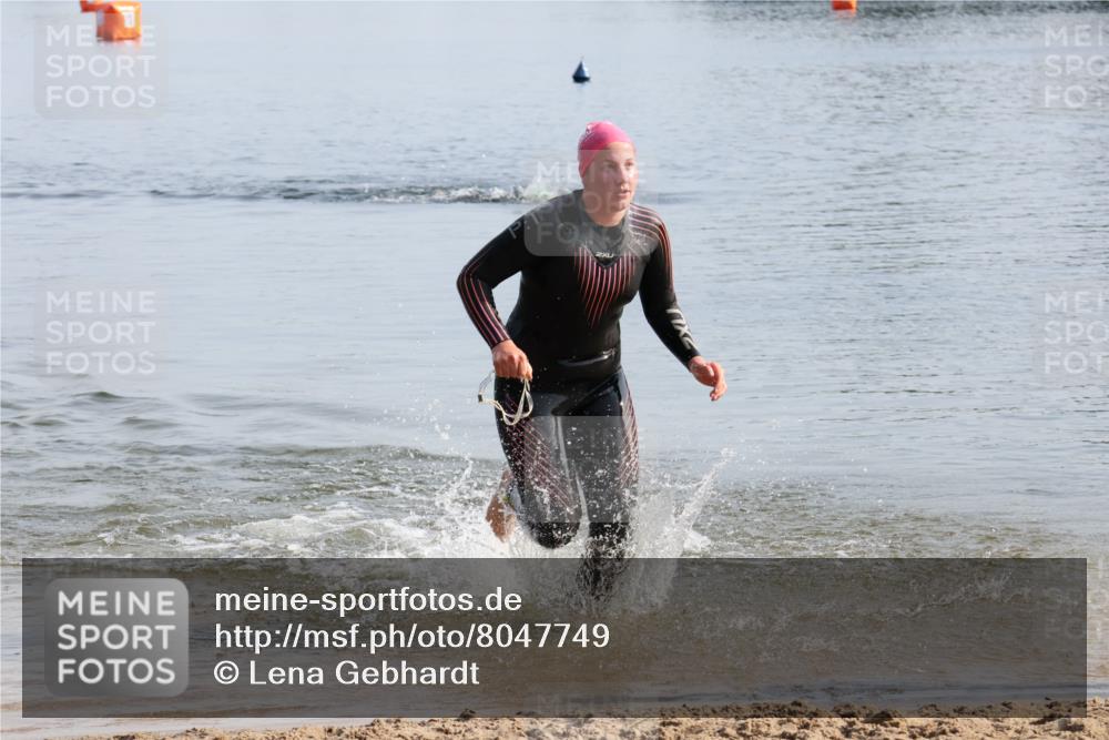 15.06.2025 - 27. Vierlanden-Triathlon Lena Gebhardt http://msf.ph/oto/8047749 15.06.2025 08:52:48 Schwimmen 98, 233 meine-sportfotos.de