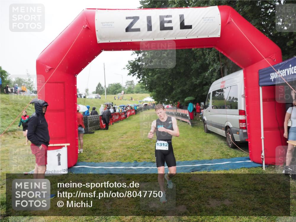 21.06.2025 - 27. Vierlanden-Triathlon MichiJ http://msf.ph/oto/8047750 15.06.2026 14:14:44 Ziel 1164, 1312 meine-sportfotos.de