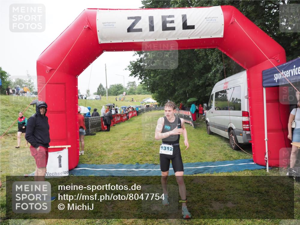 21.06.2025 - 27. Vierlanden-Triathlon MichiJ http://msf.ph/oto/8047754 15.06.2026 14:14:44 Ziel 1164, 1312 meine-sportfotos.de