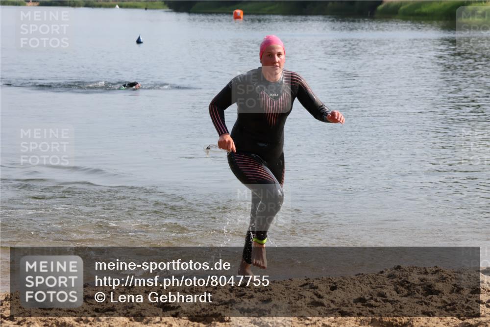 15.06.2025 - 27. Vierlanden-Triathlon Lena Gebhardt http://msf.ph/oto/8047755 15.06.2025 08:52:49 Schwimmen 98, 233 meine-sportfotos.de