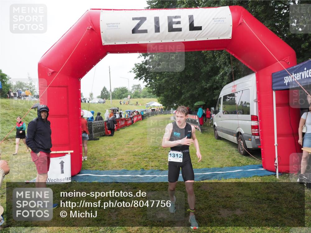 21.06.2025 - 27. Vierlanden-Triathlon MichiJ http://msf.ph/oto/8047756 15.06.2026 14:14:44 Ziel 1164, 1312 meine-sportfotos.de
