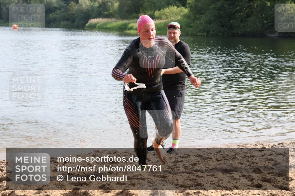 15.06.2025 - 27. Vierlanden-Triathlon Lena Gebhardt http://msf.ph/oto/8047761 15.06.2025 08:52:49 Schwimmen 98, 233 meine-sportfotos.de