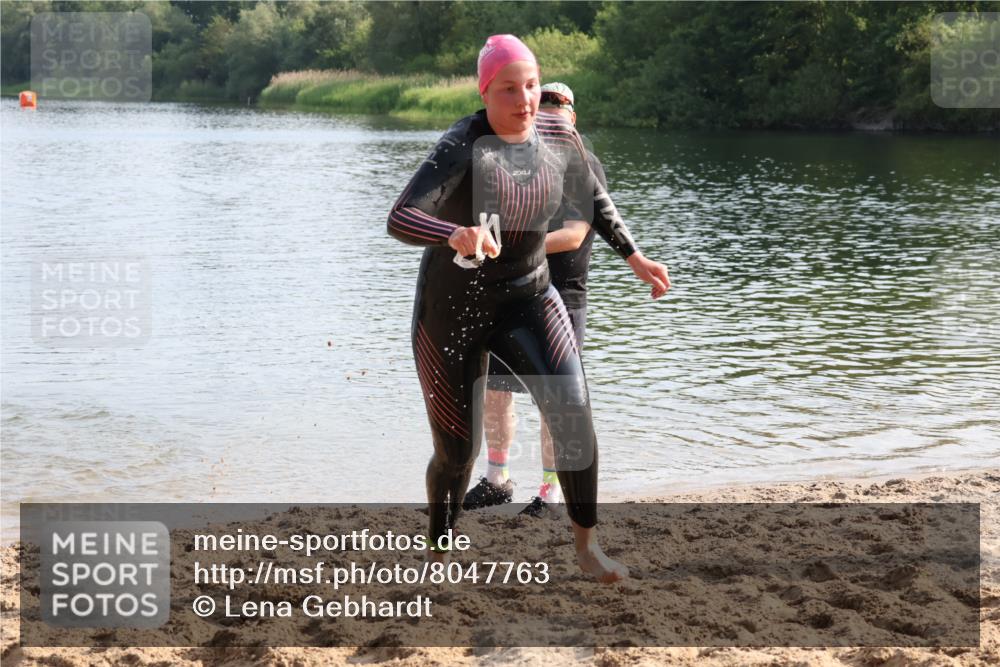 15.06.2025 - 27. Vierlanden-Triathlon Lena Gebhardt http://msf.ph/oto/8047763 15.06.2025 08:52:49 Schwimmen 98, 233 meine-sportfotos.de