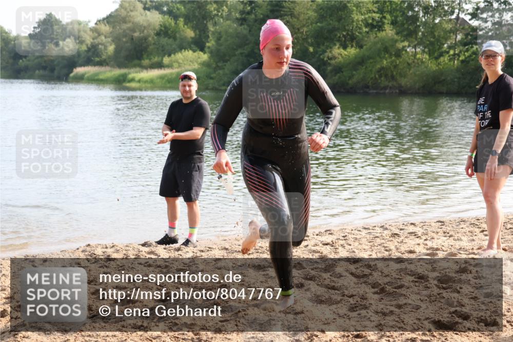 15.06.2025 - 27. Vierlanden-Triathlon Lena Gebhardt http://msf.ph/oto/8047767 15.06.2025 08:52:50 Schwimmen 98, 233 meine-sportfotos.de