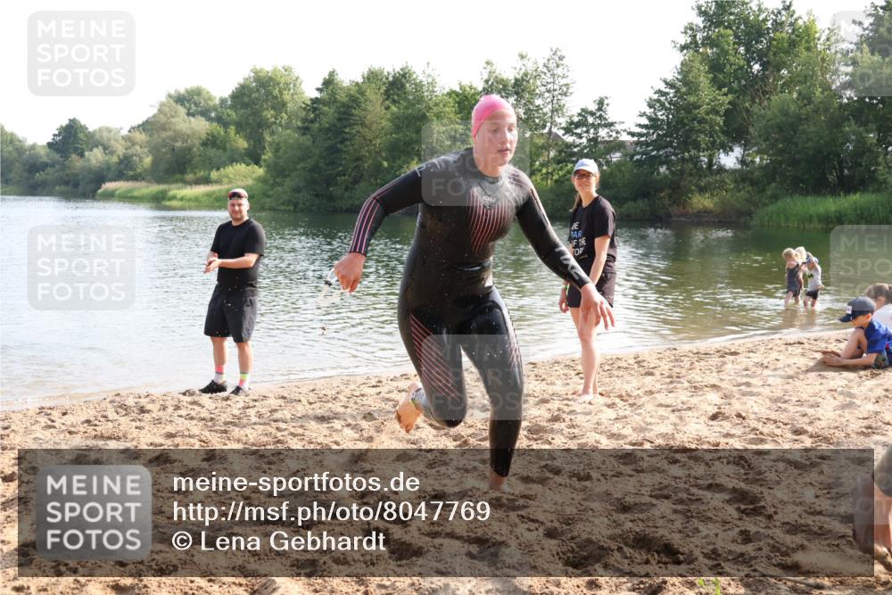15.06.2025 - 27. Vierlanden-Triathlon Lena Gebhardt http://msf.ph/oto/8047769 15.06.2025 08:52:50 Schwimmen 98, 233 meine-sportfotos.de