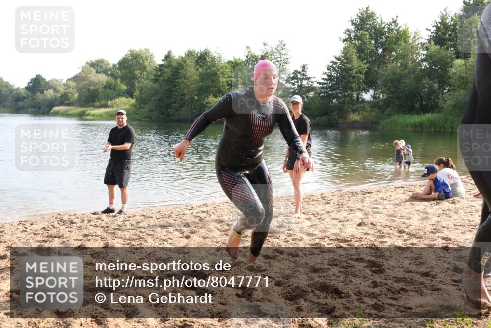 15.06.2025 - 27. Vierlanden-Triathlon Lena Gebhardt http://msf.ph/oto/8047771 15.06.2025 08:52:50 Schwimmen 98, 233 meine-sportfotos.de