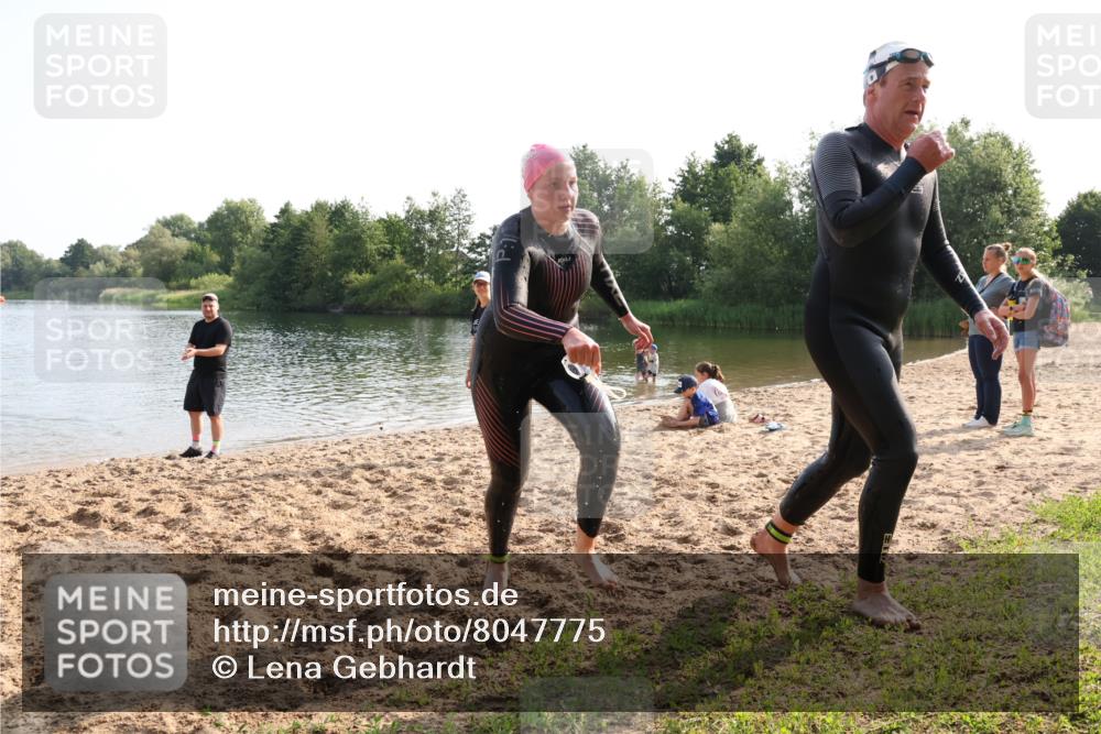 15.06.2025 - 27. Vierlanden-Triathlon Lena Gebhardt http://msf.ph/oto/8047775 15.06.2025 08:52:51 Schwimmen 98, 233 meine-sportfotos.de