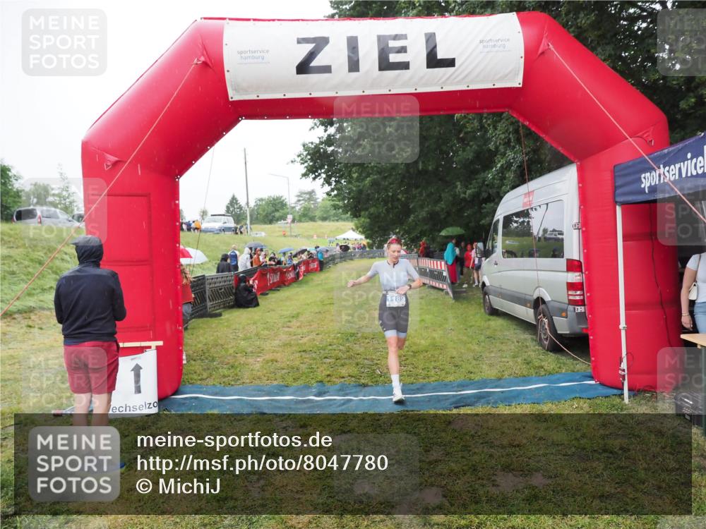 21.06.2025 - 27. Vierlanden-Triathlon MichiJ http://msf.ph/oto/8047780 15.06.2026 14:15:01 Ziel 1189 meine-sportfotos.de
