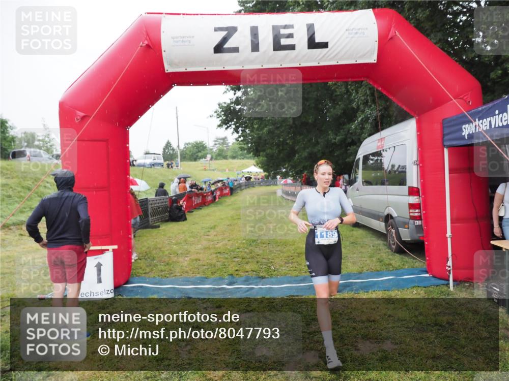 21.06.2025 - 27. Vierlanden-Triathlon MichiJ http://msf.ph/oto/8047793 15.06.2026 14:15:02 Ziel 1189 meine-sportfotos.de