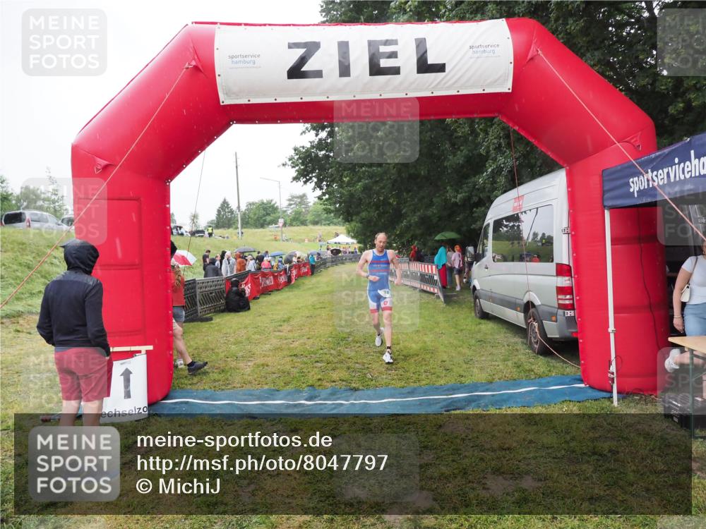 21.06.2025 - 27. Vierlanden-Triathlon MichiJ http://msf.ph/oto/8047797 15.06.2026 14:15:28 Ziel 1278 meine-sportfotos.de