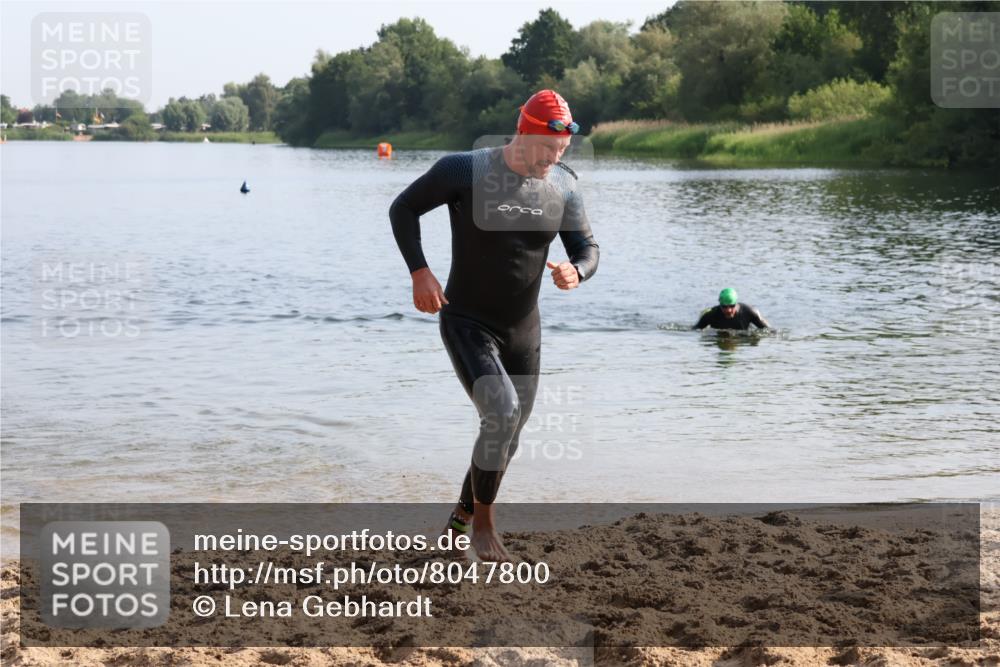 15.06.2025 - 27. Vierlanden-Triathlon Lena Gebhardt http://msf.ph/oto/8047800 15.06.2025 08:53:11 Schwimmen 133, 169 meine-sportfotos.de