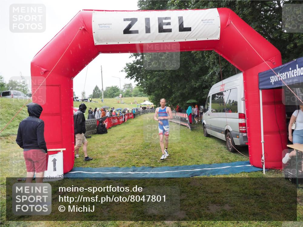 21.06.2025 - 27. Vierlanden-Triathlon MichiJ http://msf.ph/oto/8047801 15.06.2026 14:15:28 Ziel 1278 meine-sportfotos.de