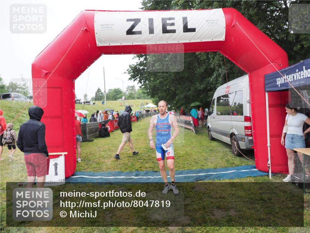 21.06.2025 - 27. Vierlanden-Triathlon MichiJ http://msf.ph/oto/8047819 15.06.2026 14:15:29 Ziel 1278 meine-sportfotos.de