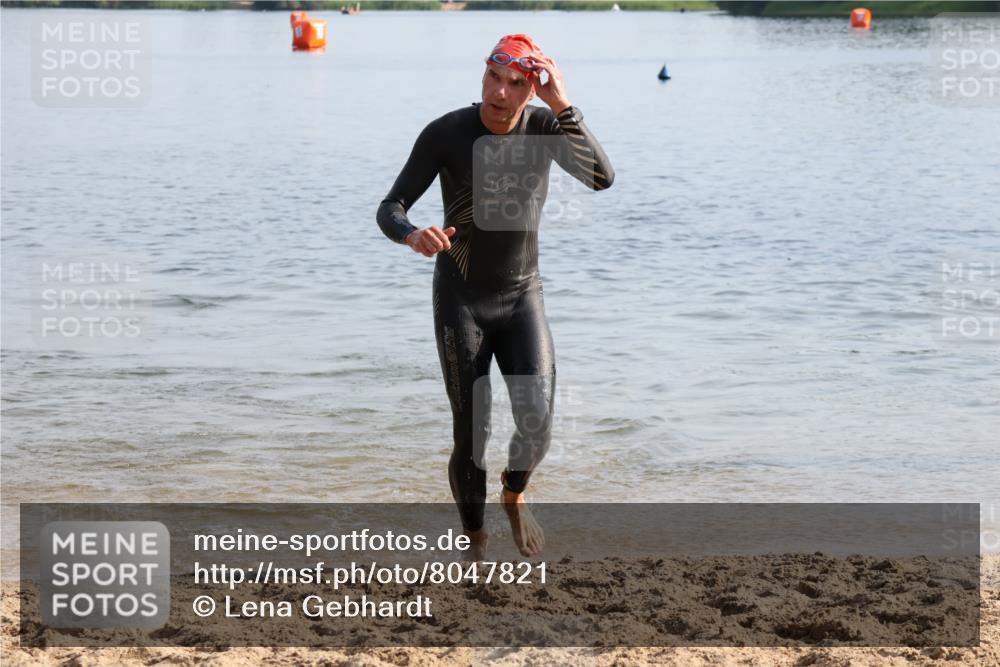 15.06.2025 - 27. Vierlanden-Triathlon Lena Gebhardt http://msf.ph/oto/8047821 15.06.2025 08:53:19 Schwimmen 133, 162, 169 meine-sportfotos.de