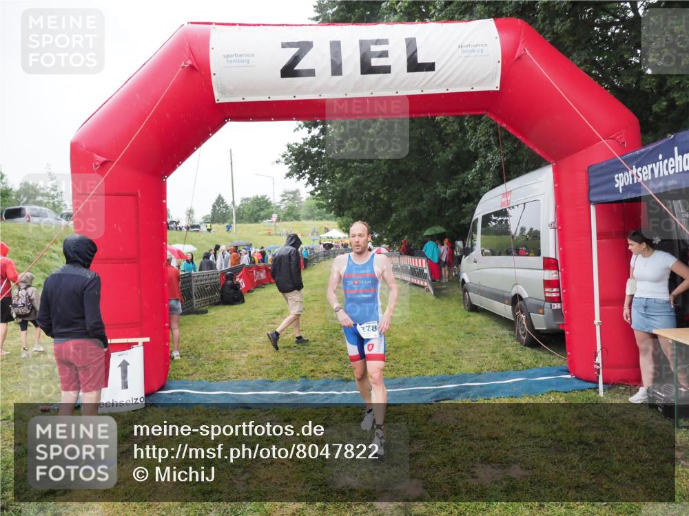 21.06.2025 - 27. Vierlanden-Triathlon MichiJ http://msf.ph/oto/8047822 15.06.2026 14:15:29 Ziel 1278 meine-sportfotos.de