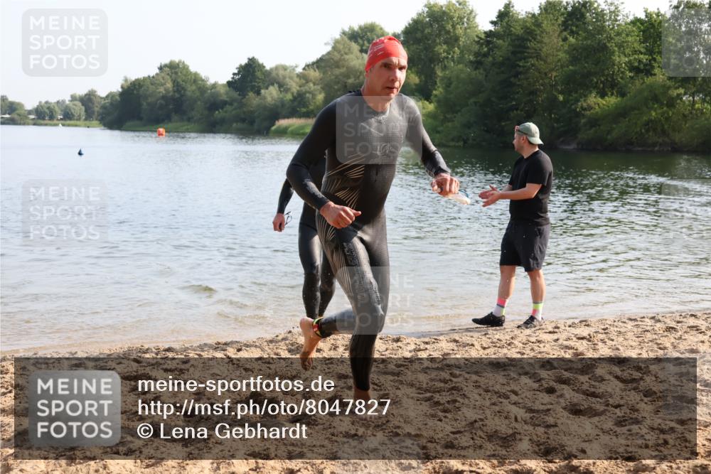 15.06.2025 - 27. Vierlanden-Triathlon Lena Gebhardt http://msf.ph/oto/8047827 15.06.2025 08:53:21 Schwimmen 133, 162, 169 meine-sportfotos.de