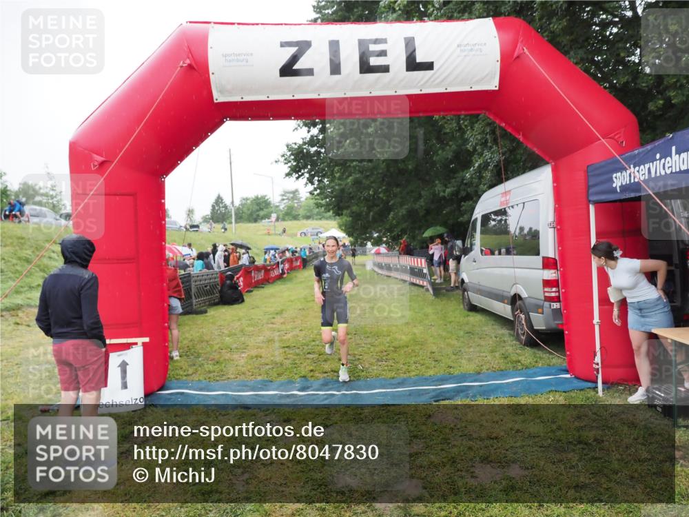 21.06.2025 - 27. Vierlanden-Triathlon MichiJ http://msf.ph/oto/8047830 15.06.2026 14:15:40 Ziel 1211, 1309 meine-sportfotos.de