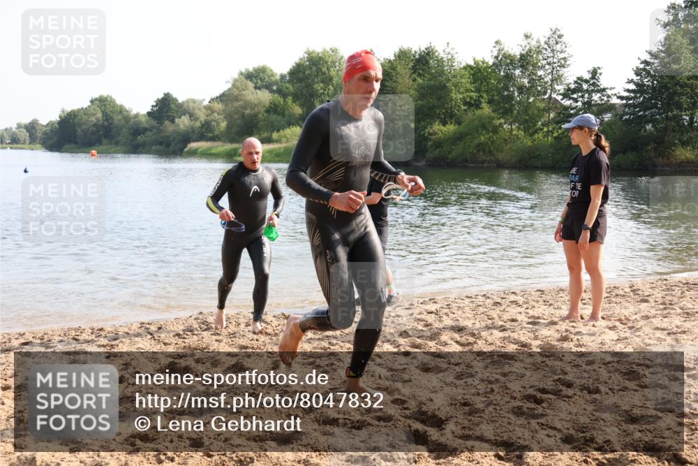 15.06.2025 - 27. Vierlanden-Triathlon Lena Gebhardt http://msf.ph/oto/8047832 15.06.2025 08:53:22 Schwimmen 133, 162, 169 meine-sportfotos.de