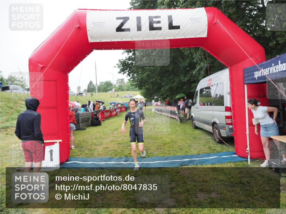 21.06.2025 - 27. Vierlanden-Triathlon MichiJ http://msf.ph/oto/8047835 15.06.2026 14:15:40 Ziel 1211, 1309 meine-sportfotos.de