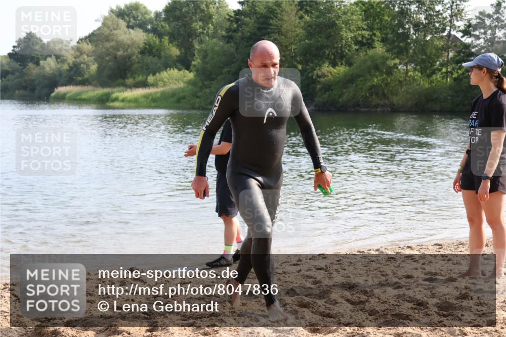 15.06.2025 - 27. Vierlanden-Triathlon Lena Gebhardt http://msf.ph/oto/8047836 15.06.2025 08:53:23 Schwimmen 162, 169 meine-sportfotos.de