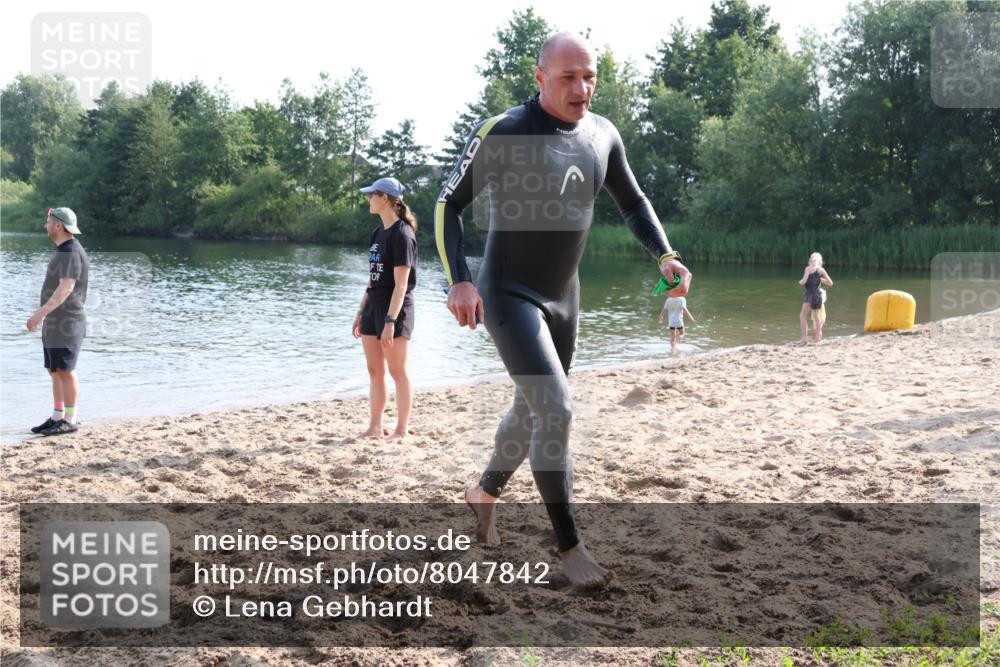 15.06.2025 - 27. Vierlanden-Triathlon Lena Gebhardt http://msf.ph/oto/8047842 15.06.2025 08:53:24 Schwimmen 162, 169 meine-sportfotos.de