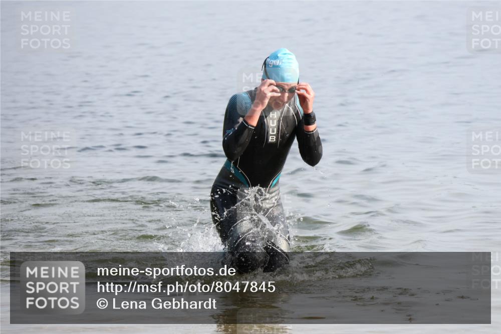 15.06.2025 - 27. Vierlanden-Triathlon Lena Gebhardt http://msf.ph/oto/8047845 15.06.2025 08:53:42 Schwimmen 202 meine-sportfotos.de