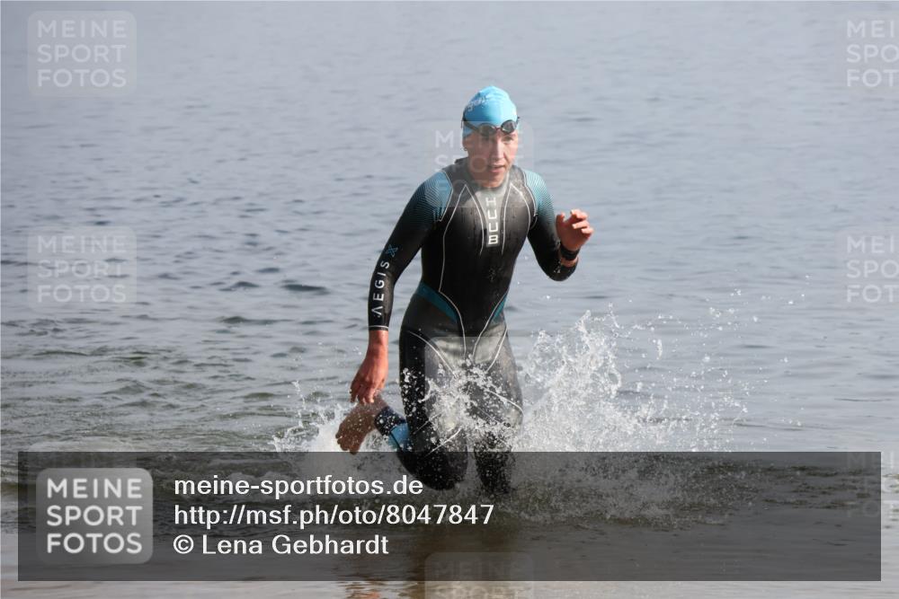 15.06.2025 - 27. Vierlanden-Triathlon Lena Gebhardt http://msf.ph/oto/8047847 15.06.2025 08:53:43 Schwimmen 202 meine-sportfotos.de