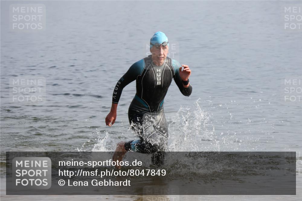 15.06.2025 - 27. Vierlanden-Triathlon Lena Gebhardt http://msf.ph/oto/8047849 15.06.2025 08:53:43 Schwimmen 202 meine-sportfotos.de