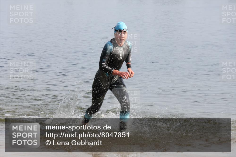 15.06.2025 - 27. Vierlanden-Triathlon Lena Gebhardt http://msf.ph/oto/8047851 15.06.2025 08:53:43 Schwimmen 202 meine-sportfotos.de