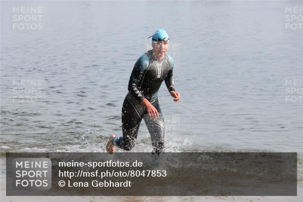 15.06.2025 - 27. Vierlanden-Triathlon Lena Gebhardt http://msf.ph/oto/8047853 15.06.2025 08:53:43 Schwimmen 202 meine-sportfotos.de
