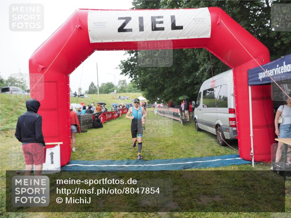 21.06.2025 - 27. Vierlanden-Triathlon MichiJ http://msf.ph/oto/8047854 15.06.2026 14:15:44 Ziel 1172, 1211, 1309 meine-sportfotos.de