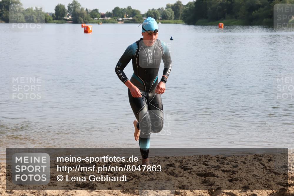 15.06.2025 - 27. Vierlanden-Triathlon Lena Gebhardt http://msf.ph/oto/8047863 15.06.2025 08:53:45 Schwimmen 202 meine-sportfotos.de