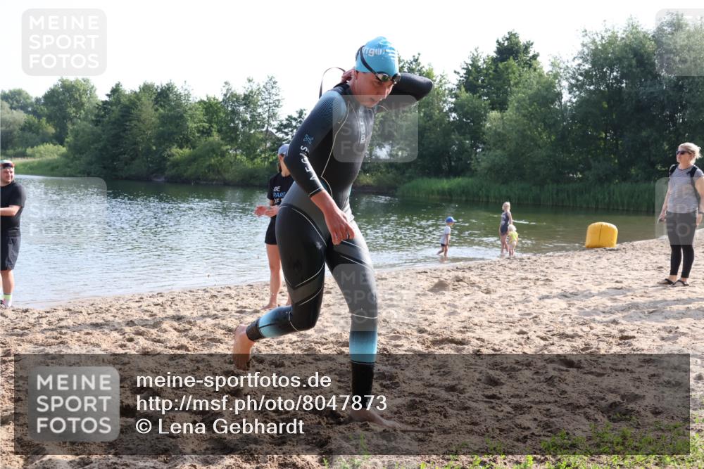 15.06.2025 - 27. Vierlanden-Triathlon Lena Gebhardt http://msf.ph/oto/8047873 15.06.2025 08:53:47 Schwimmen 202 meine-sportfotos.de
