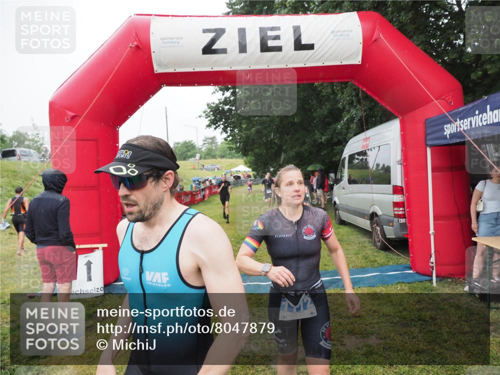 21.06.2025 - 27. Vierlanden-Triathlon MichiJ http://msf.ph/oto/8047879 15.06.2026 14:15:47 Ziel 1172, 1211, 1217, 1293, 1309 meine-sportfotos.de